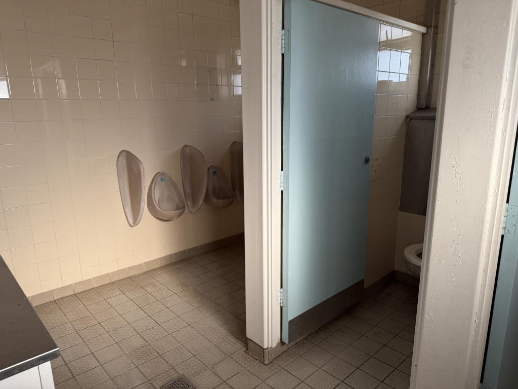 Lot: 69 - FORMER PUBLIC CONVENIENCES WITH POTENTIAL - General view of Gents